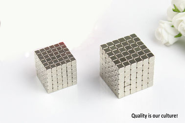 強い立方体のネオジム球の磁石N35 5 x 5 x 5mmの高精度の許容